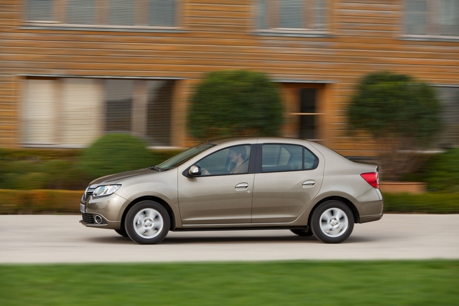 Une nouvelle motorisation essence TCe 90 (5,3 l / 100 km*) et des motorisations diesel plus économes et plus respectueuses de l’environnement.