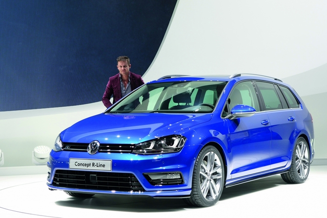 A l’extérieur, la Golf SW Concept R-Line présente une face avant customisée...