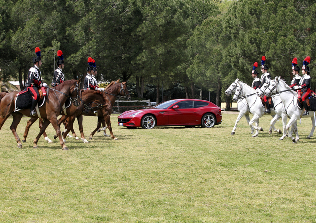 O 4º Regimento Montado Carabinieri ao lado dos Ferraris