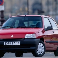 O Clio original foi lançado em Portugal em setembro de 1990 e foi eleito em 1991 Carro do ano