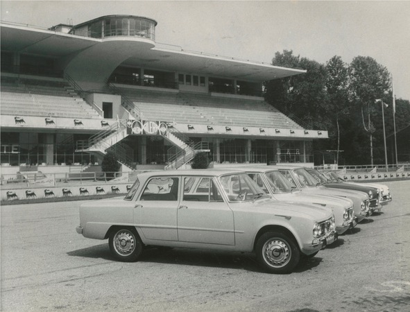 A primeira geração do modelo foi vendida até 1977