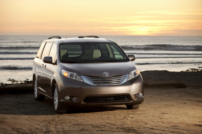 Toyota Sienna Limited FWD V6