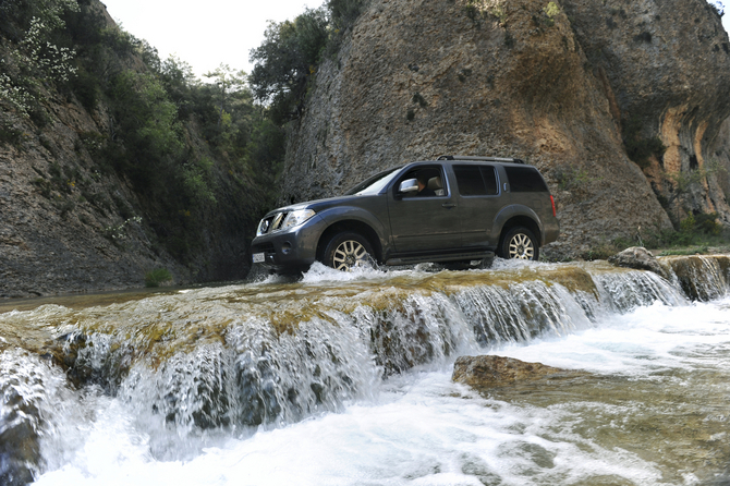 Nissan Pathfinder LE 4X4