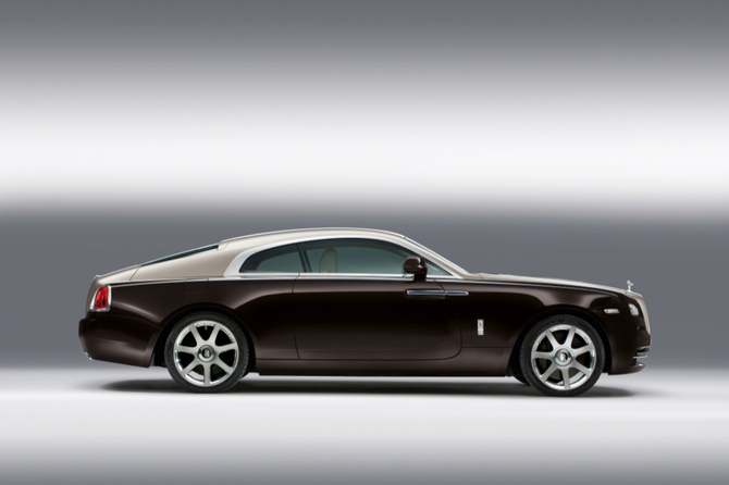 De perfil, o Wraith mostra um desenho fastback arrebatador