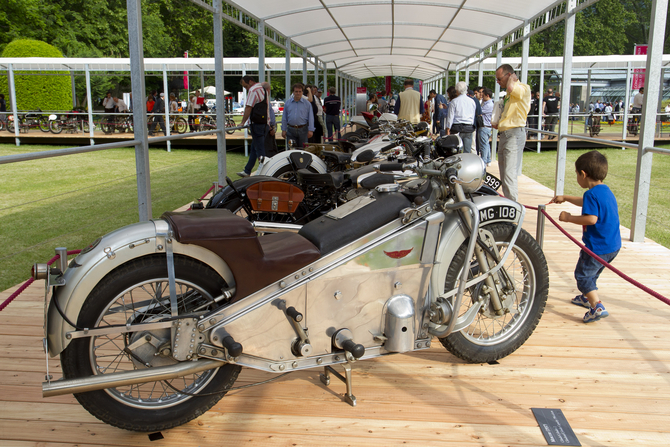 O Villa d'Este tem em exposição motas e carros