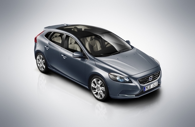 More Photos of Next Generation Volvo V40 Leaked Including Interior Images