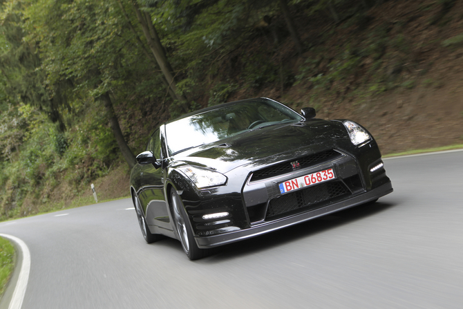 2013 Nissan GT-R Gets Power Boost, Better Suspension and Optional Ceramic Brakes