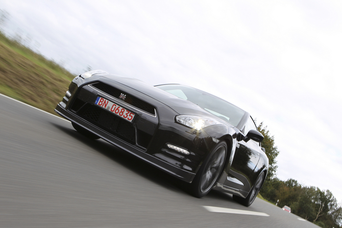 2013 Nissan GT-R Gets Power Boost, Better Suspension and Optional Ceramic Brakes