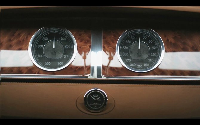 The power gauge returns from the Veyron and there is a 390km/h speedometer The power gauge returns from the Veyron and there is a 390km/h speedometer
