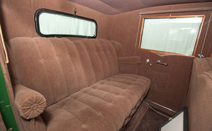 Das Interieur mutet bequem an.