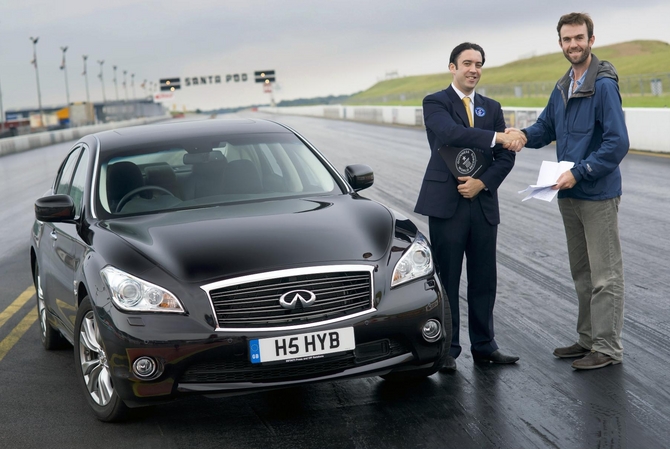 Infiniti M35h Sets Guinness Record as Fastest Full Hybrid Car