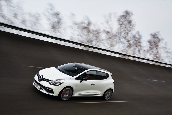 O Clio R.S 220 Trophy é uma versão mais rápida, mais potente e com uma condução melhorada.