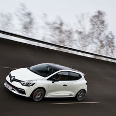 O Clio R.S 220 Trophy é uma versão mais rápida, mais potente e com uma condução melhorada.