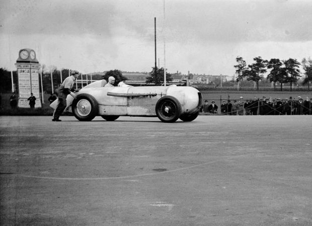 Mercedes-Benz 710 SSKL 27/240/300 hp