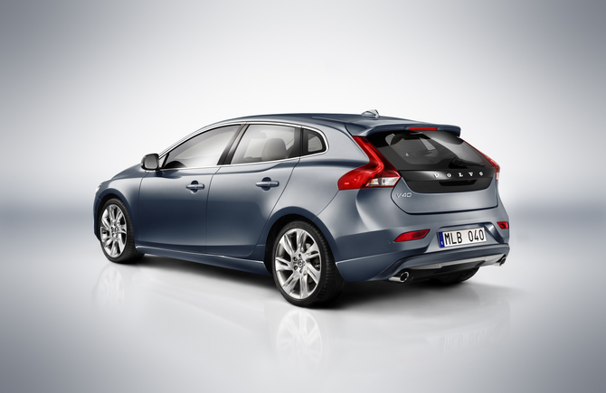 Volvo lança oficialmente o modelo V40