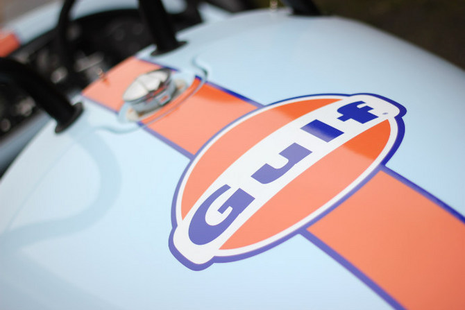 Foram colocados logotipos da Gulf na traseira e nas partes laterais do veículo Foram colocados logotipos da Gulf na traseira e nas partes laterais do veículo