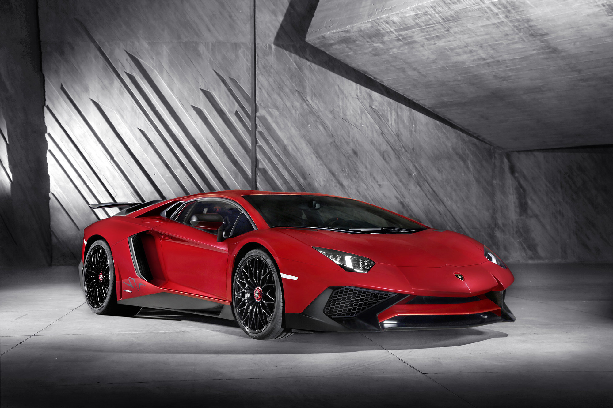No centro do Aventador SV encontra-se o potente motor 6.5 litros V12 com 750cv