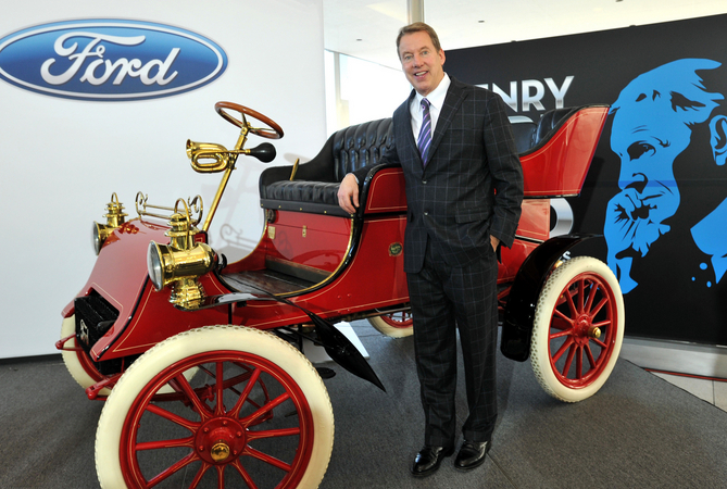 Bill Ford com o primeiro modelo vendido pelo seu bisavô em nome da Ford Motor Company