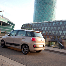 Der neue Fiat 500L ist mit fünf Türen, Platz für bis zu fünf Erwachsene und einem Kofferraumvolumen von rund 400 Litern der größte 500.