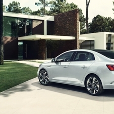 The panoramic roof that connects the windshield and rear glass gives an extra elegance to the Grand Coupé