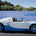 Les pièces de carrosserie inférieures, les surfaces intérieures des jantes et la partie inférieure de l’aileron sont d’un bleu clair