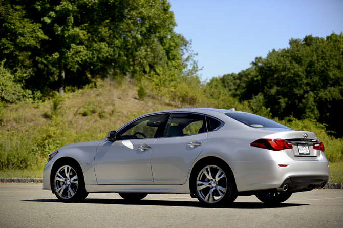 Infiniti Q70 5.6 AWD