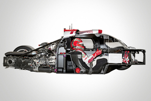 Der Monocoque des R18 ist aus einem einzigen Stück Carbonfasermaterial