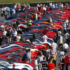 964 Ferraris schaffen Guinness Weltrekord in Silverstone