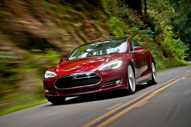 A Tesla também pretende expandir a rede de carregamento Supercharger por toda a Europa até final de 2014 A Tesla também pretende expandir a rede de carregamento Supercharger por toda a Europa até final de 2014