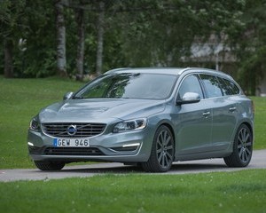 V60 T6 Momentum Geartronic