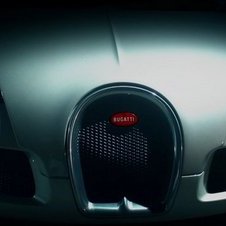 Bugatti Veyron vs Two Nissan GT-R (730 hp)