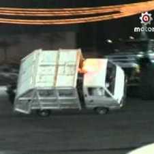 Garbage truck drifting in two wheels - سيارة قمامة تفحط على عجلين